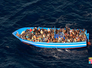 Megtelt a kikötő Lampedusánál, a tengeren hánykolódnak a menekültek