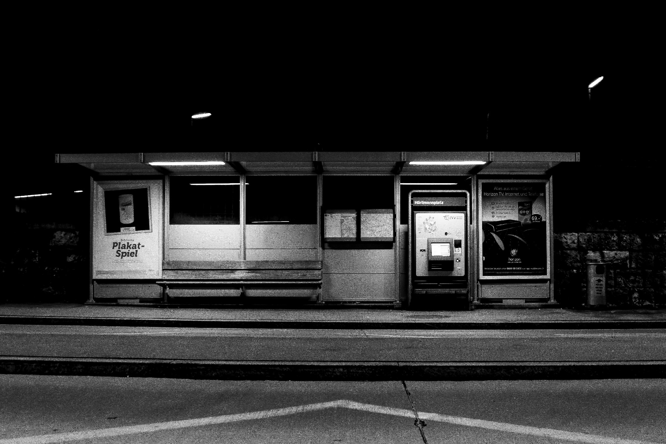Alvó embert fosztottak ki egy buszmegállóban 