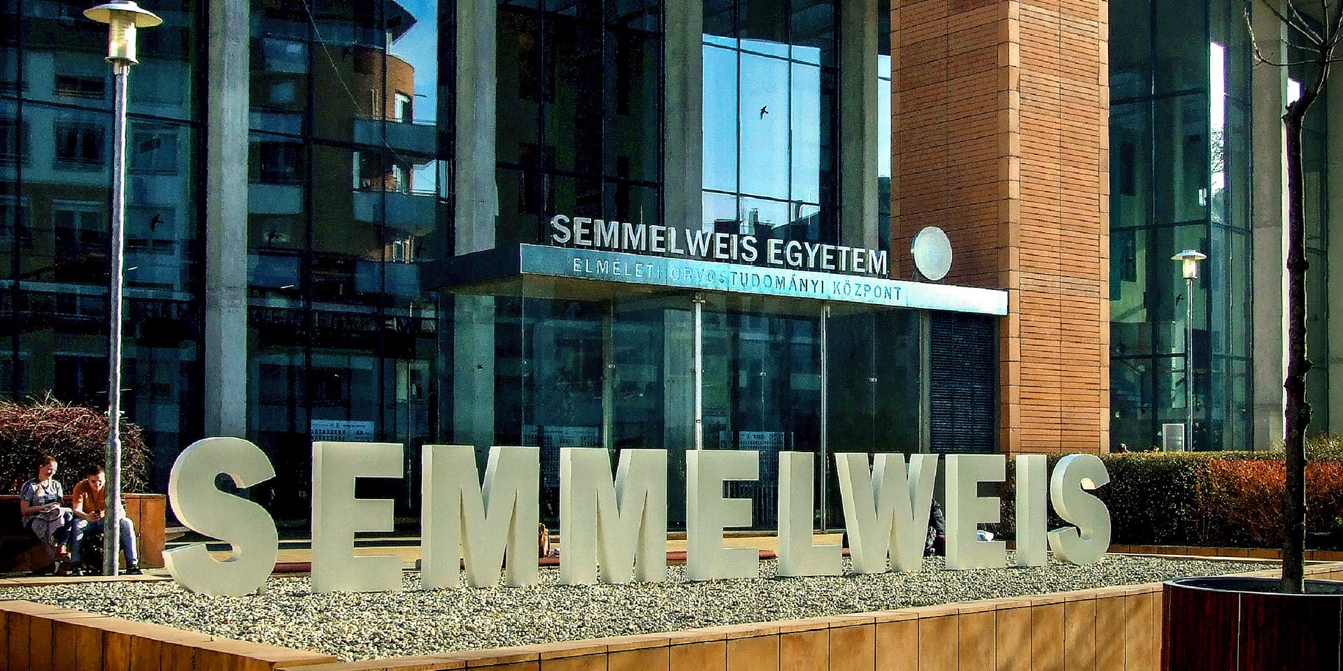 Délután lejár a határidő, alig pár órájuk van a Semmelweis Egyetem hallgatóinak