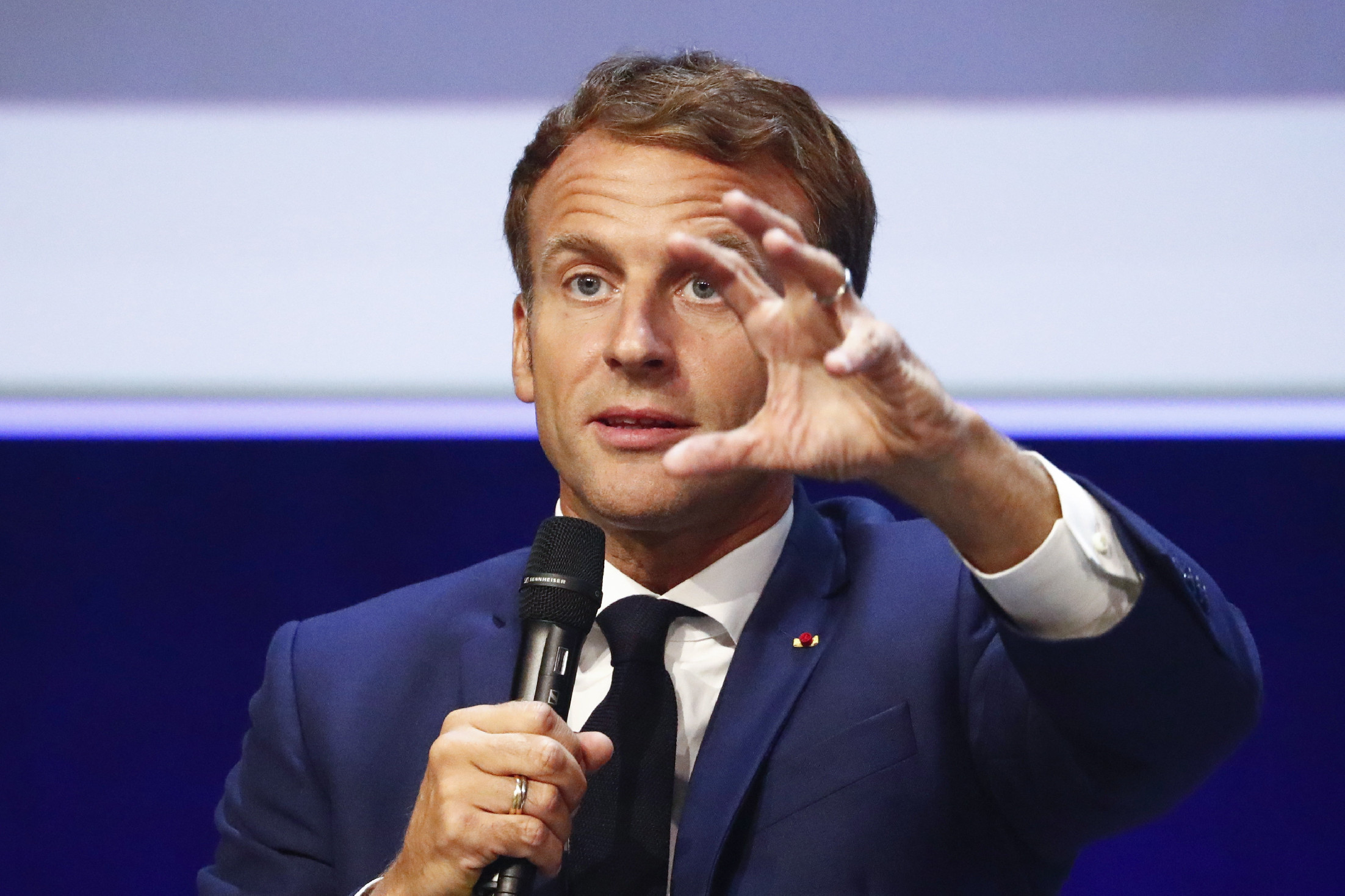 Emmanuel Macron felavatta a becsomagolt Diadalívet