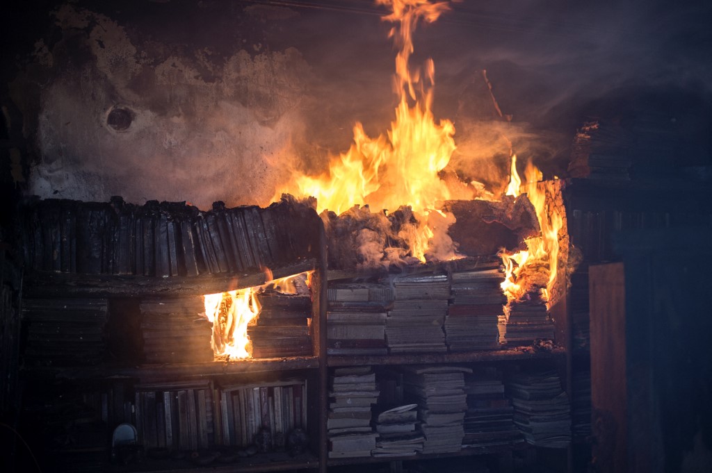 Szélsőséges-e a liberális woke-kultúra, ha divatba hozzák a könyvégetést? 