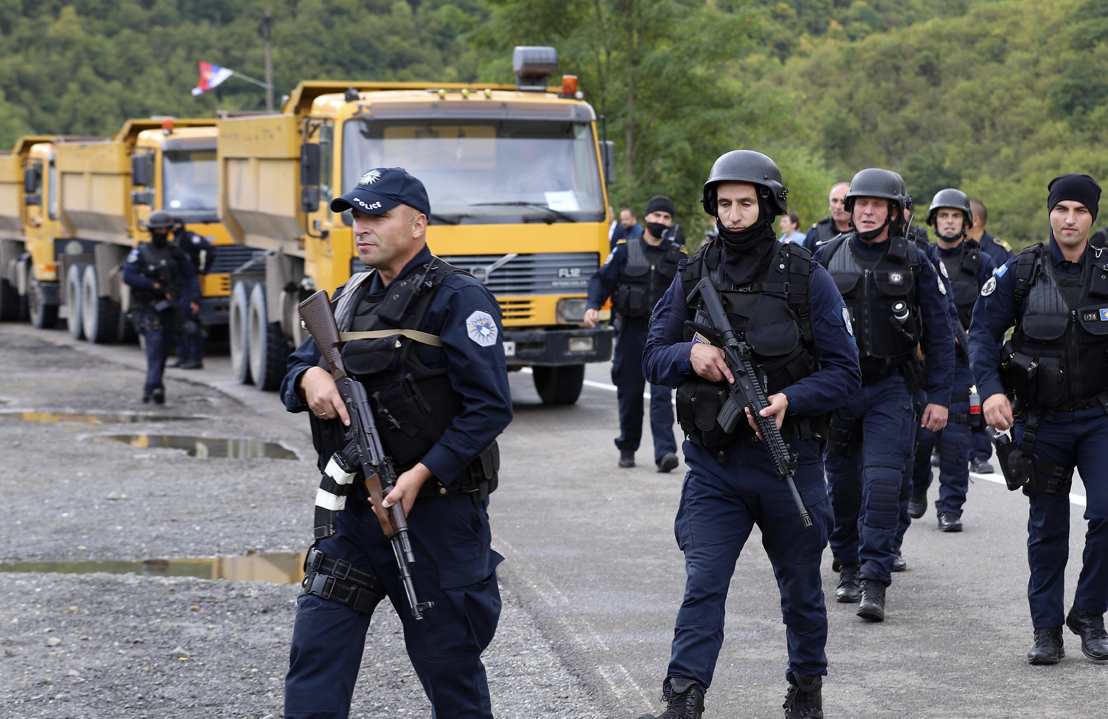 Nehezményezték a szerbek a rendszámtáblaváltást, ezért megtámadtak egy kormányzati irodát Koszovóban