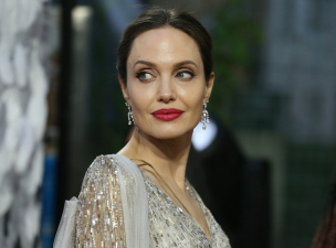Angelina Jolie-nak új szerelme van, egy híres énekessel vacsoráztak kettesben