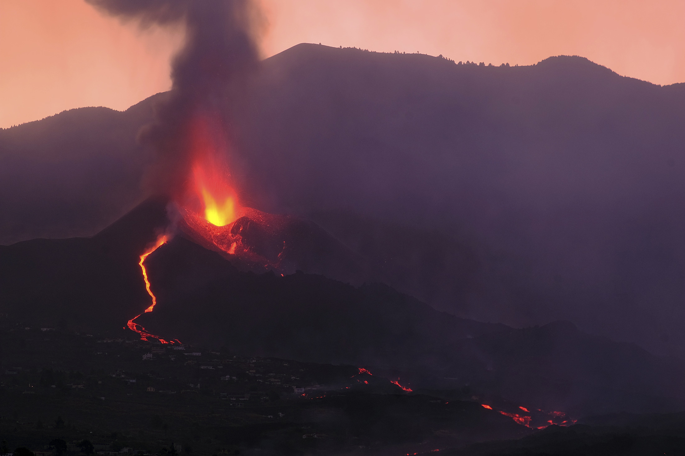 Mérgező gázok miatt rendeltek el kijárási tilalmat a vulkánkitörés sújtotta La Palma szigetén
