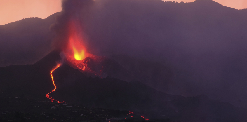Mérgező gázok miatt rendeltek el kijárási tilalmat a vulkánkitörés sújtotta La Palma szigetén