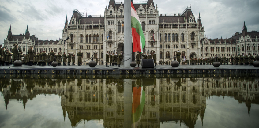 Egész nap félárbócon marad Magyarország lobogója