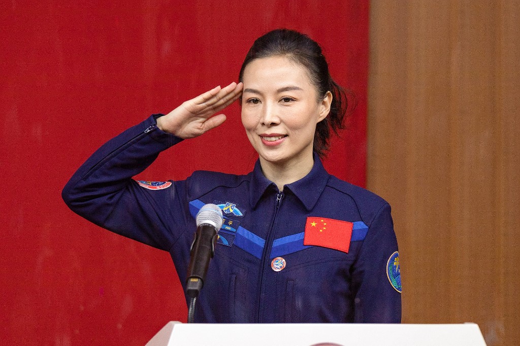Kína első női űrhajósát küldi fel az új űrállomására