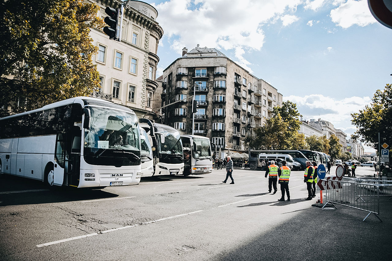 Teljes mozgósításban a Fidesz, jönnek a buszok a nagy békemenetelésre