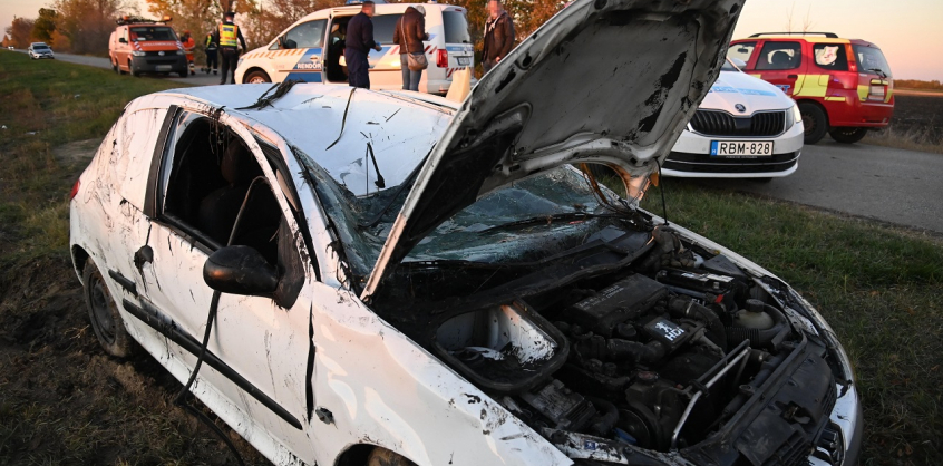 Halálos baleset Abonynál: lesodródott az autó az útról, nem tudni, miért