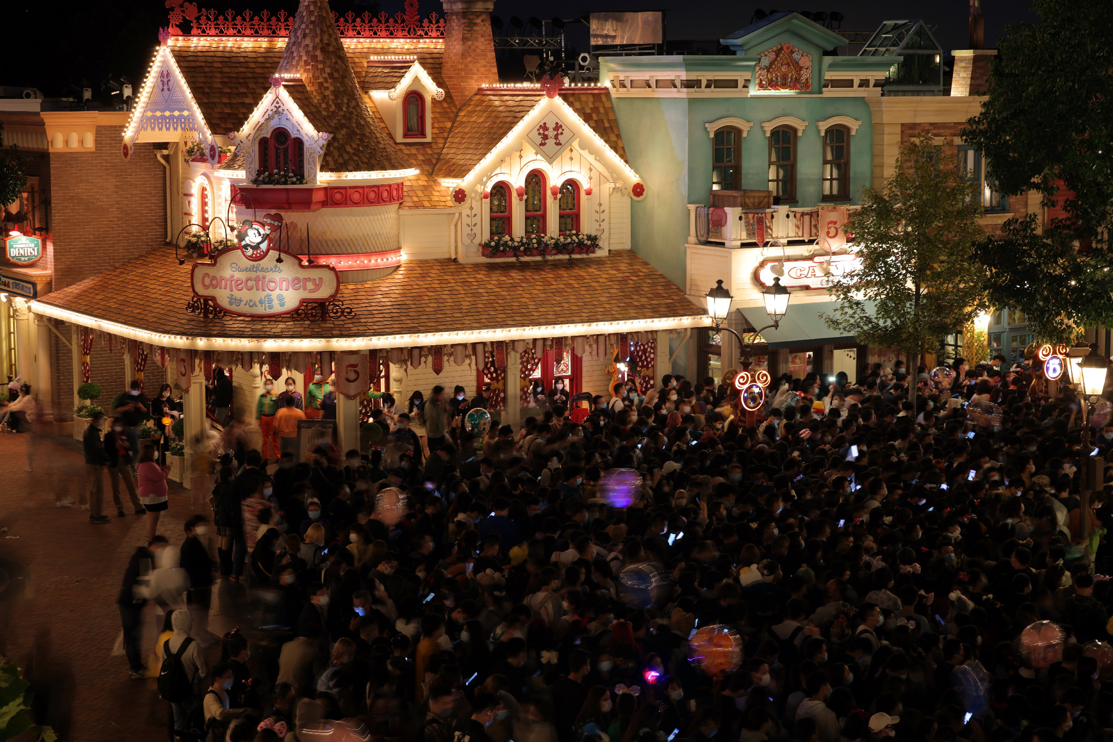 Kína 30 ezer látogatót zárt be a Shanghai Disneylandbe, miután egy vendégnek pozitív lett Covid-19-tesztje