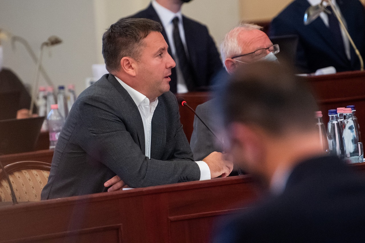 Megpróbált Láng Zsolt ráülni a Városháza eladási botrányára