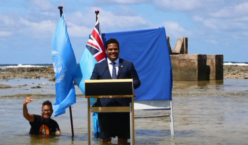 Tuvalu szigetének külügyminisztere érzékletesen mutatott rá, mit okoz az éghajlatváltozás