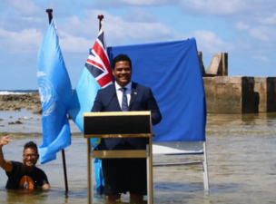 Tuvalu szigetének külügyminisztere érzékletesen mutatott rá, mit okoz az éghajlatváltozás