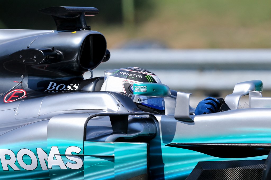 Formula-1: A Mercedes finn versenyzője startol ma az első helyről 