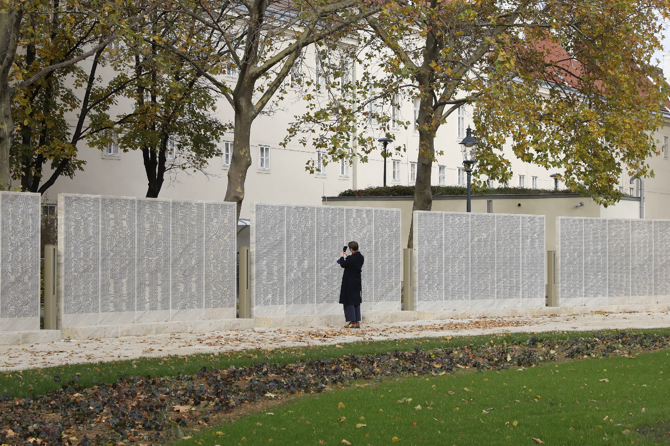 Felavatták Bécsben a több mint 64 ezer meggyilkolt osztrák zsidó nevét viselő Shoah Emlékfalat