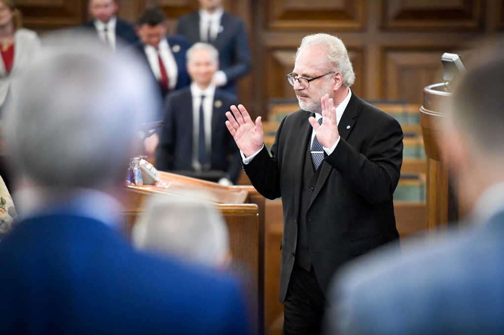 Nem szavazhatnak az oltatlan parlamenti képviselők Lettországban