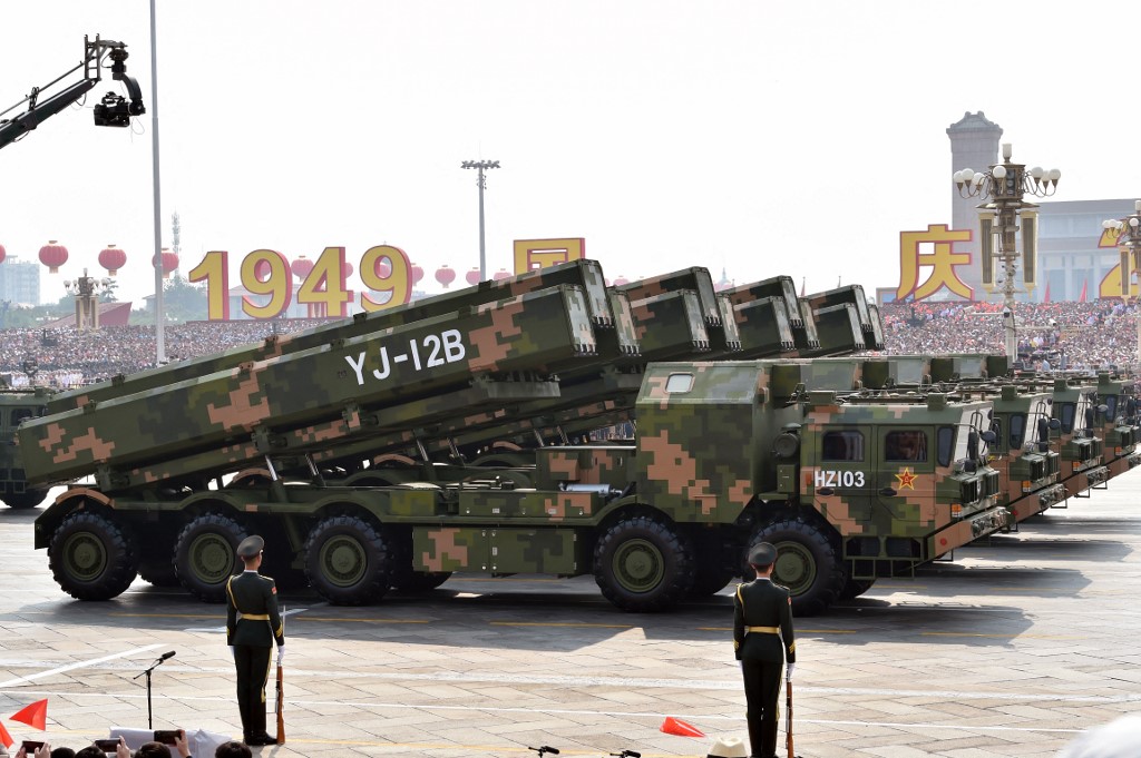 Kína amerikai repülőgép-hordozó modelljét használja célpontnak rakétaprogramjának teszteléséhez