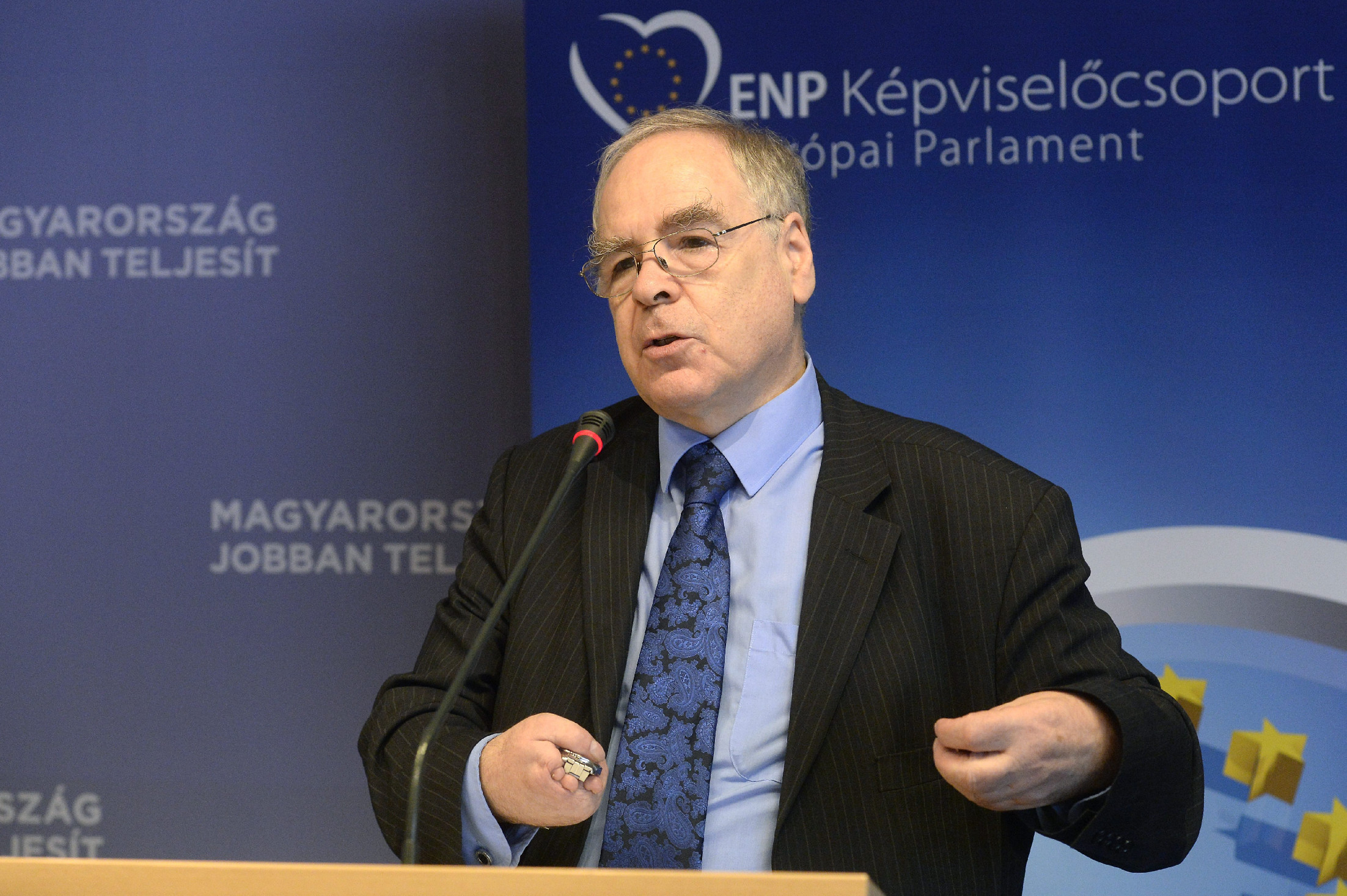 Meghalt Schöpflin György