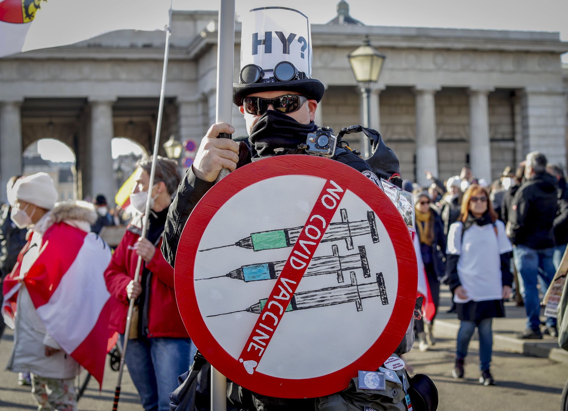 Több tízezeres tüntetéssel reagáltak a kötelező oltás ötletére Bécsben