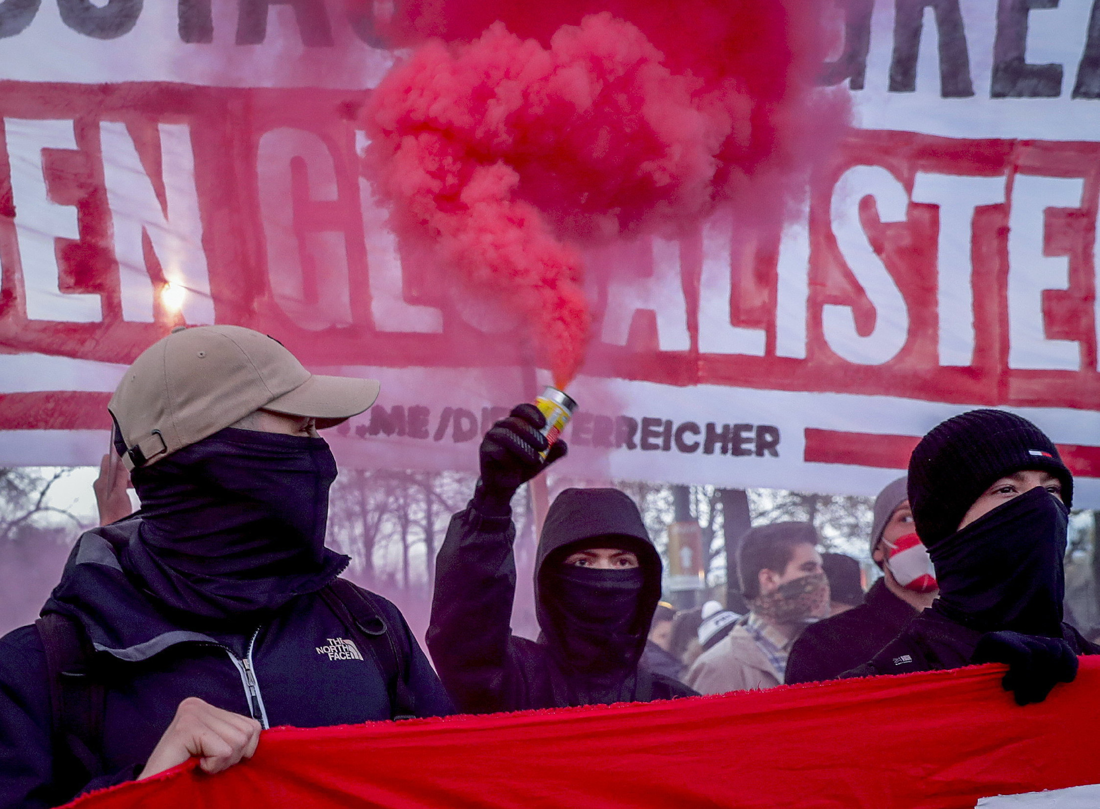 Szerte Európában tömeges tüntetések zajlottak a lezárások és az oltások ellen