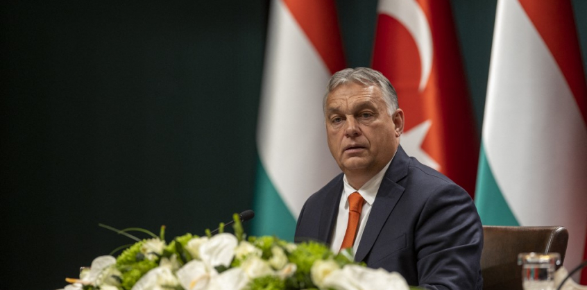 Felszentelték Orbán Viktor irodáját – Semjén tartotta a szenteltvizet