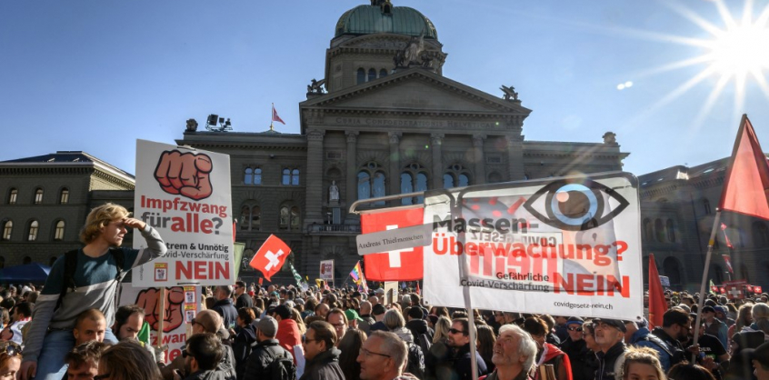 Németország kíméletlenül fellép az oltásellenes, szélsőjobboldali üzenetek ellen