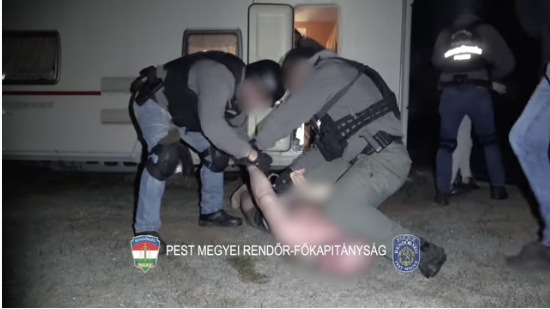 Videó: 50 rendőr, 25 rendőrautóval csapott le a pest megyei drogkereskedőkre