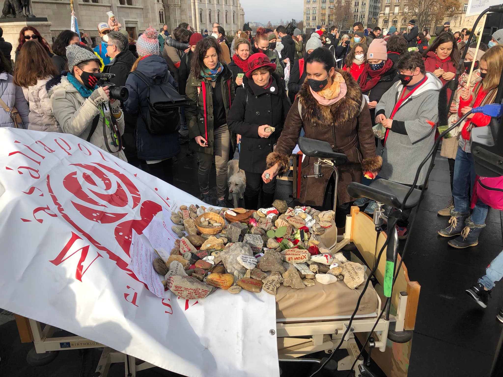 Több százan tüntettek a Kossuth téren