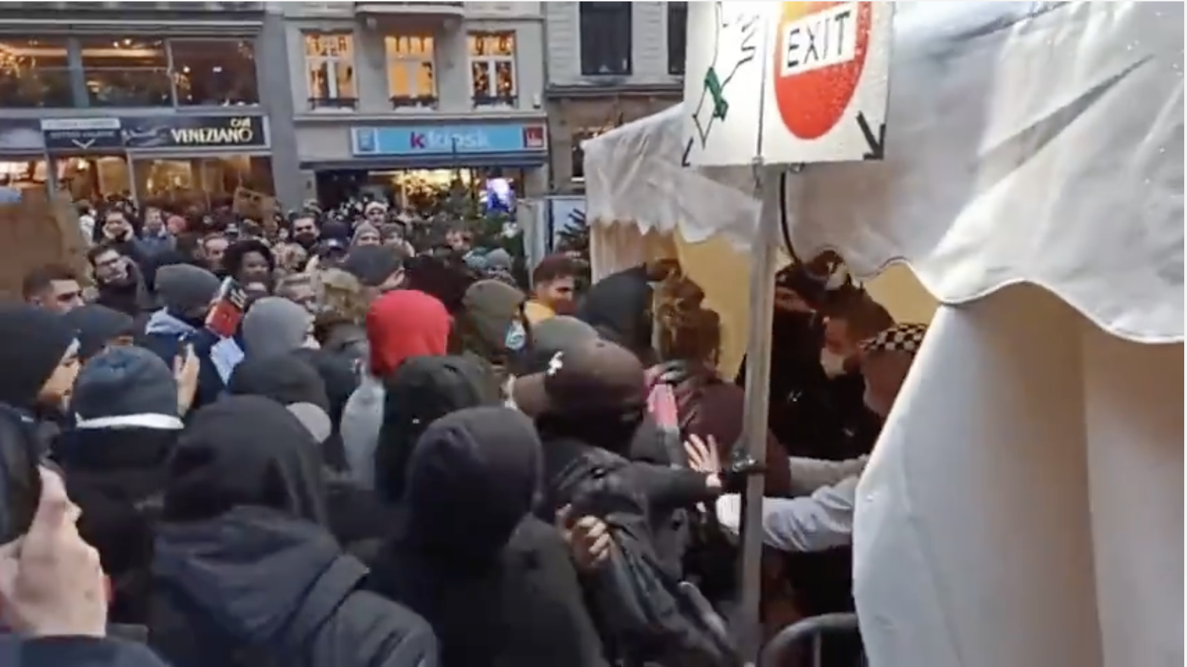 Videó – Hadseregnyi tüntető bontotta le a kordont a luxemburgi karácsonyi vásár körül 