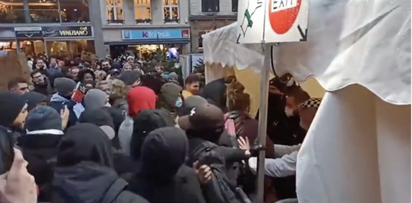 Videó – Hadseregnyi tüntető bontotta le a kordont a luxemburgi karácsonyi vásár körül 