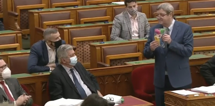 Parlament a legjavából: Jakab Péter bohóccsomagot kapott ajándékba, majd seggre esett