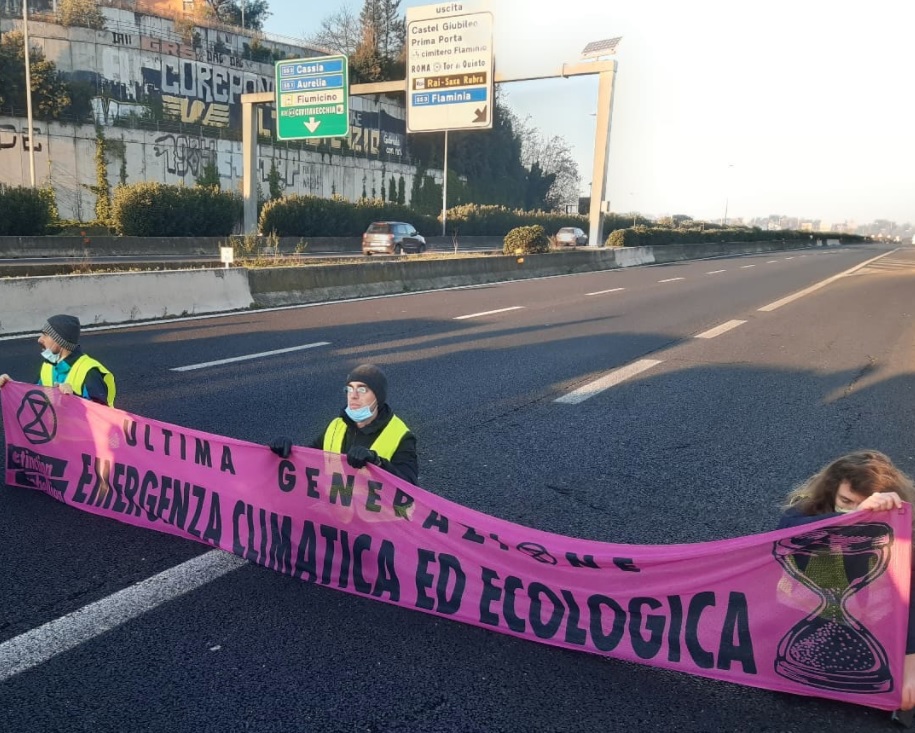 Felpofozták, megrugdosták és leköpték az útblokáddal tiltakozó aktivistákat