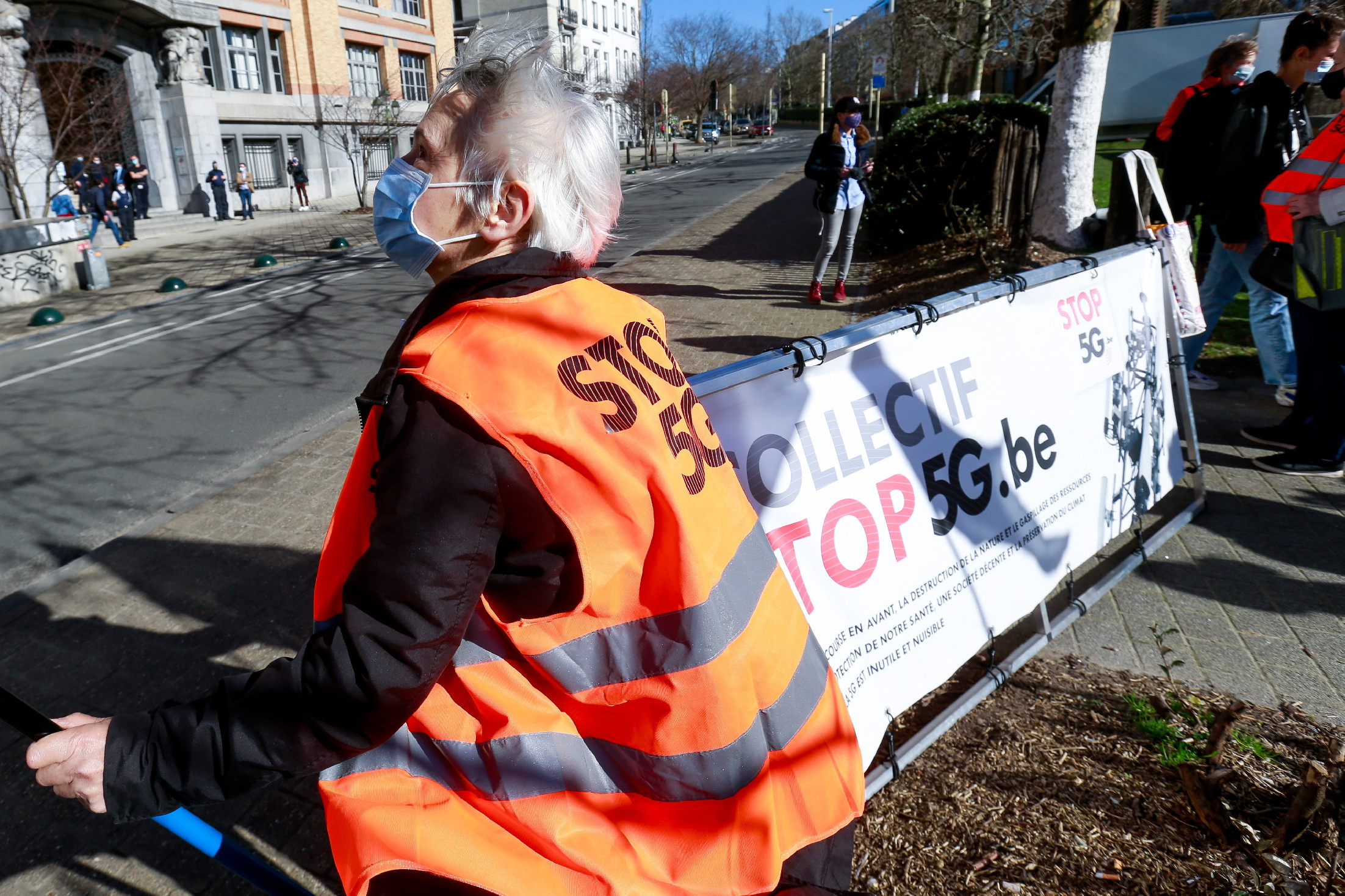 Ez a nyaklánc állítólag megvéd az 5G-től, de van egy mellékhatása
