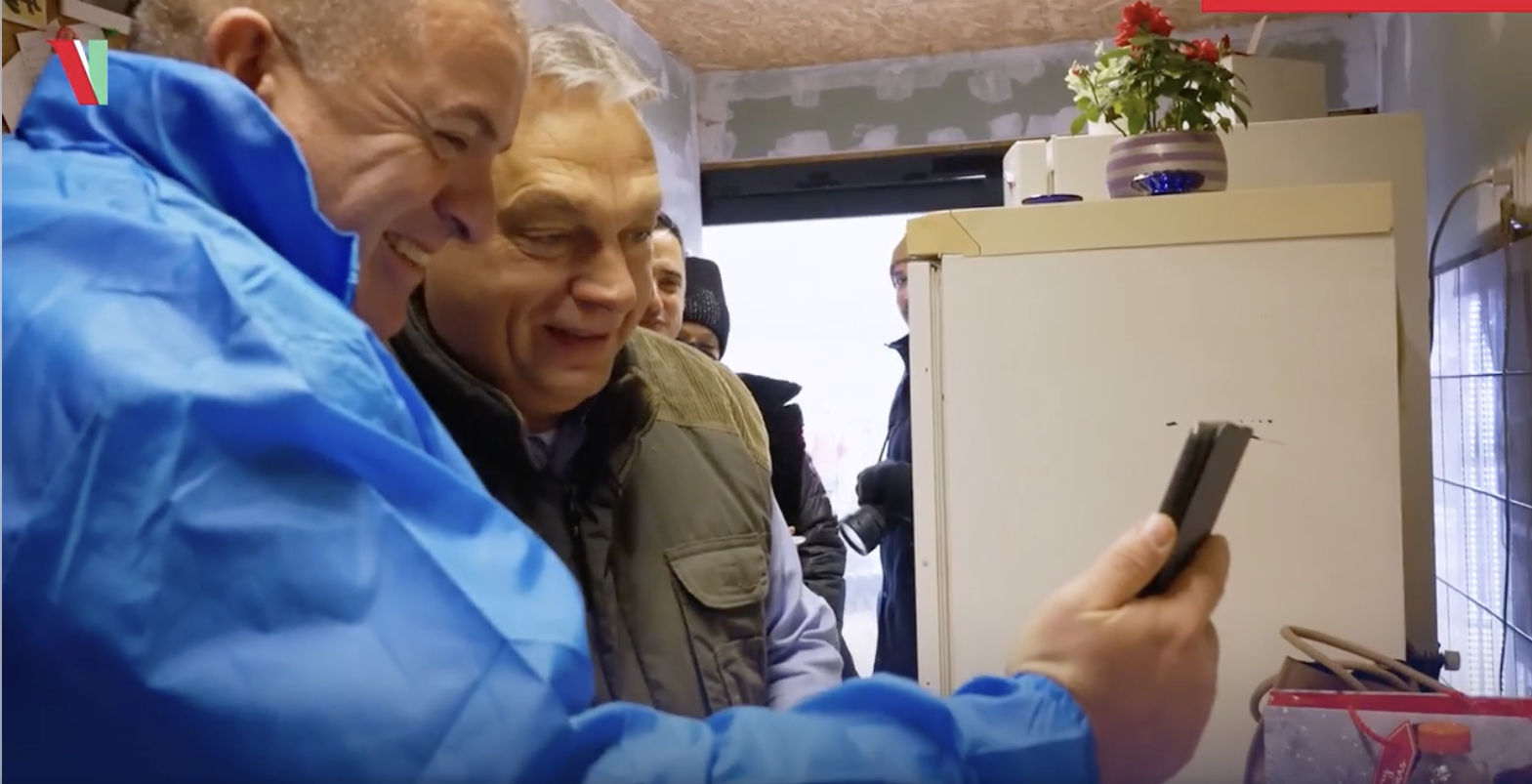 Orbán Viktor kolbásszal teli szájjal közölte: Életben van!