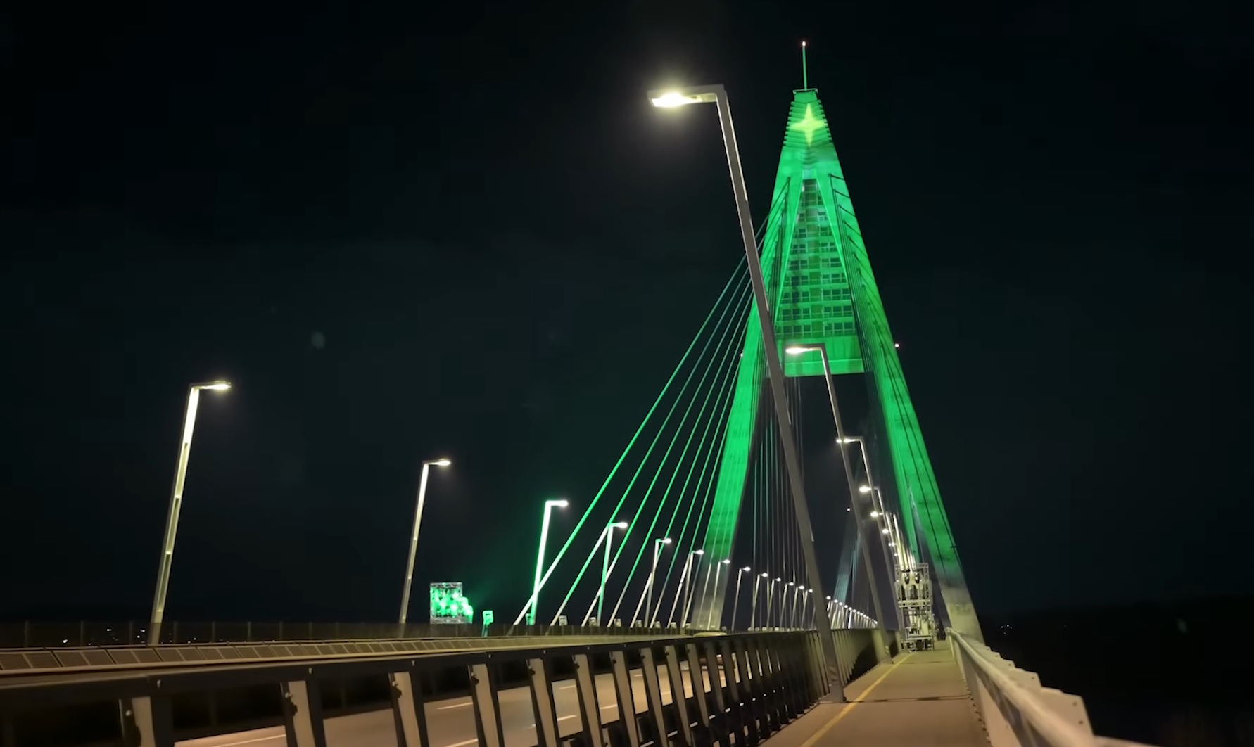 Ünnepi díszkivilágítást kapott a Megyeri híd