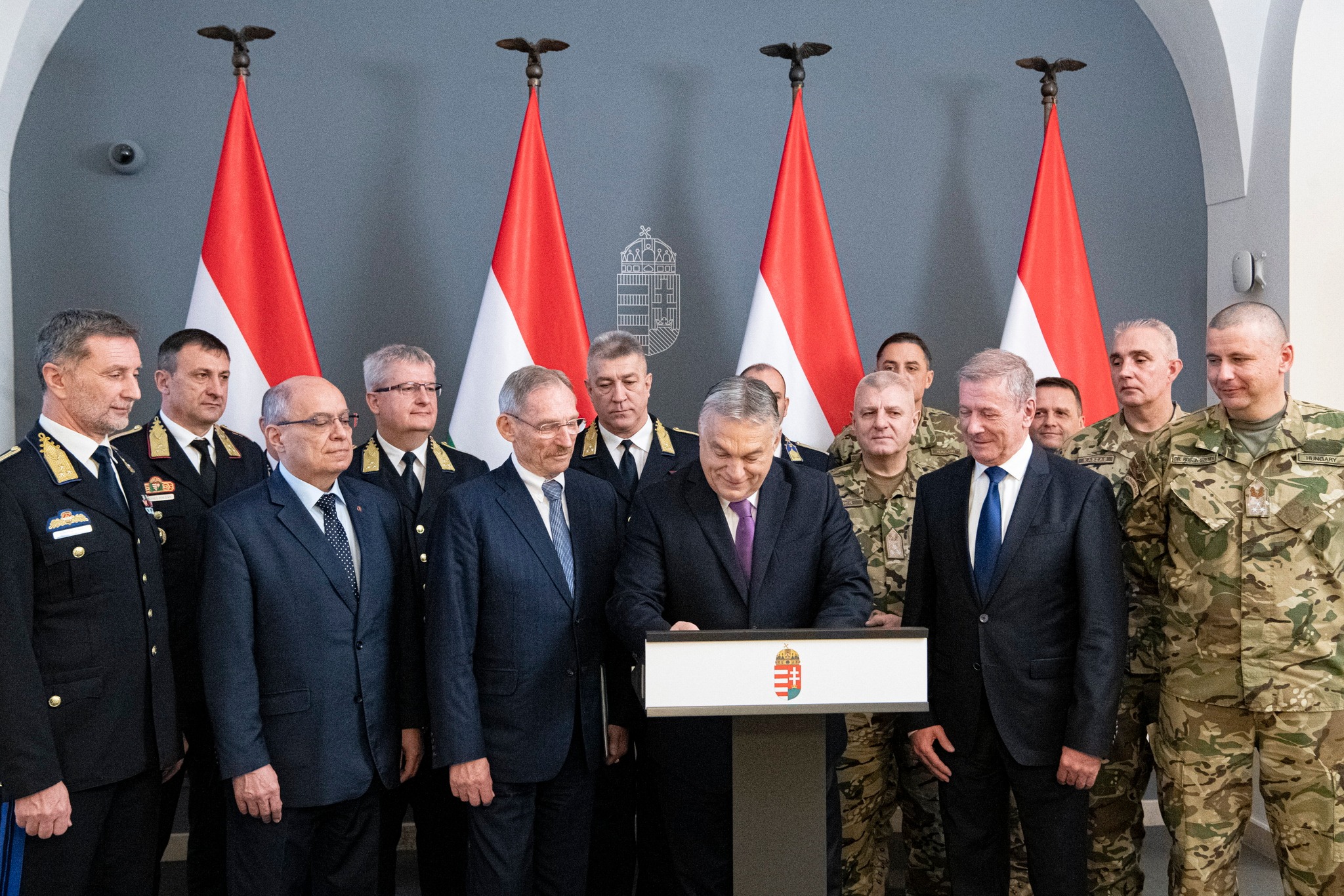 Csak az kap hathavi fegyverpénzt, aki beoltatja magát 