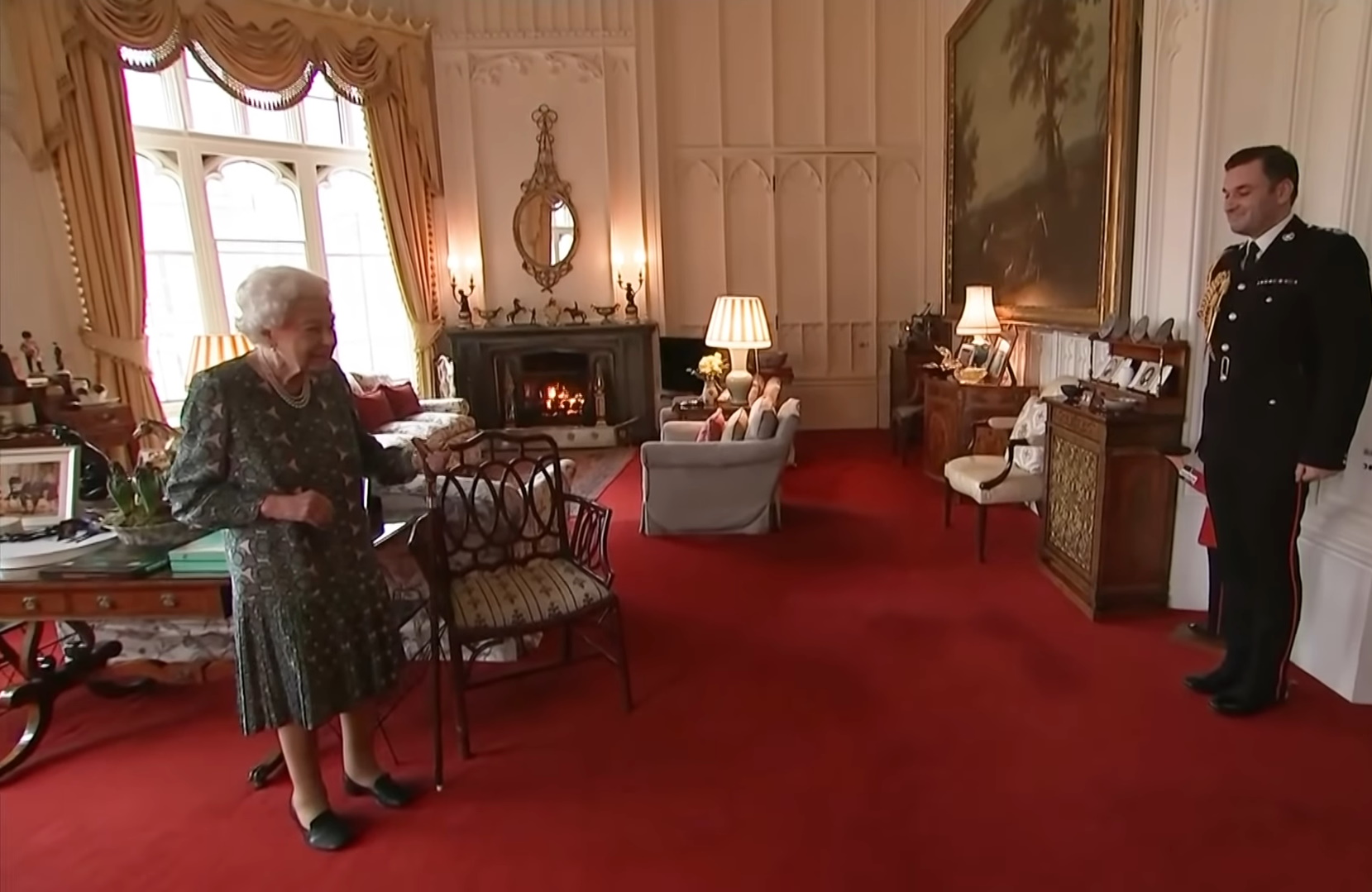 Videó: II. Erzsébetnek súlyosan romlott az egészségi állapota, már bottal sem tud járni