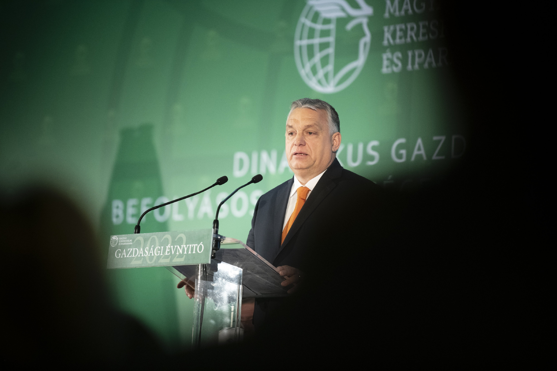 Orbán a gyermekteleneknek is adócsökkentést ígér