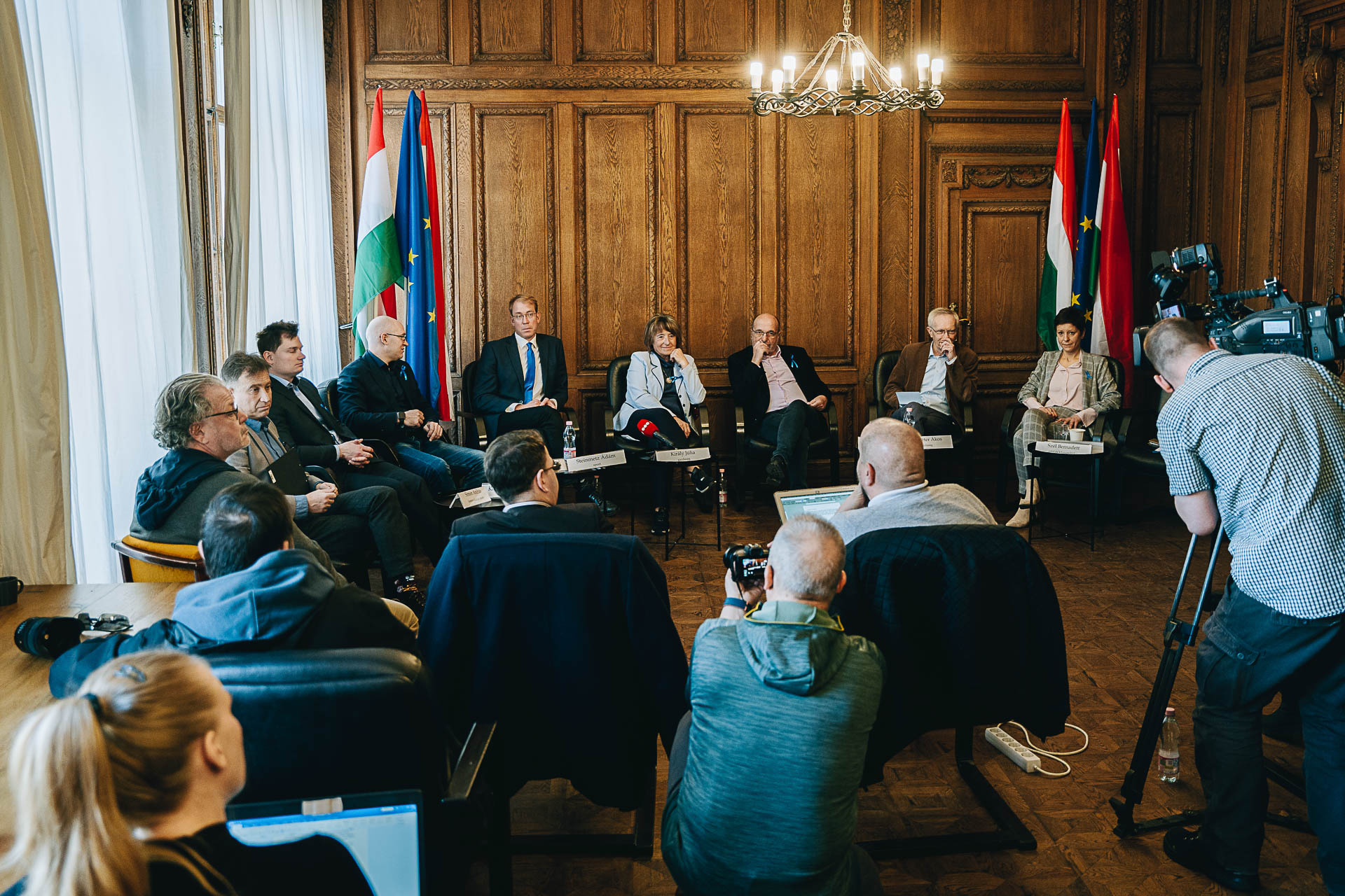 Ellenzék: Orbán Viktor klímagyilkos és szándékosan gyengíti a forintot
