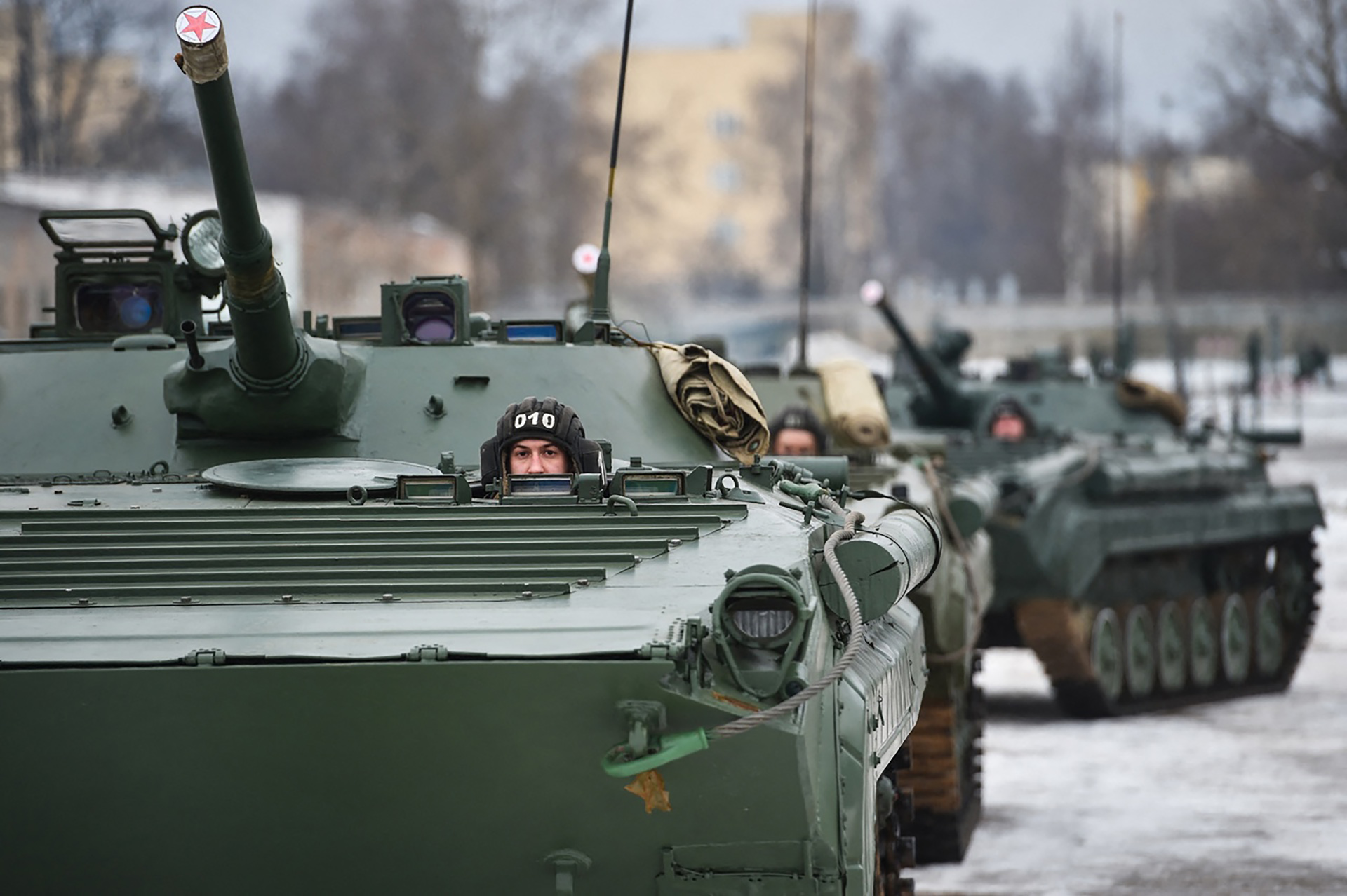 VIDEÓ: Rálőtt egy járókelőre egy tank Mariupolban, brutális képsorok