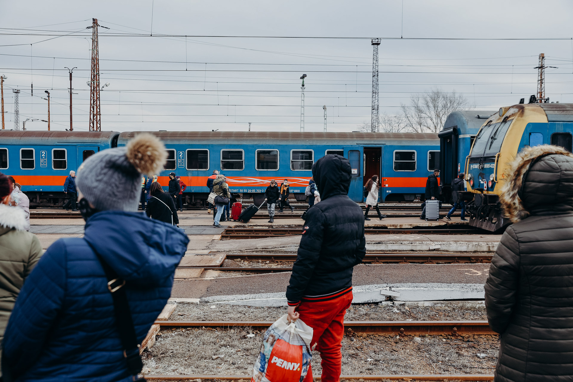 A nők és a gyerekek Magyarországra jönnek, a férfiak Ukrajnába tartanak