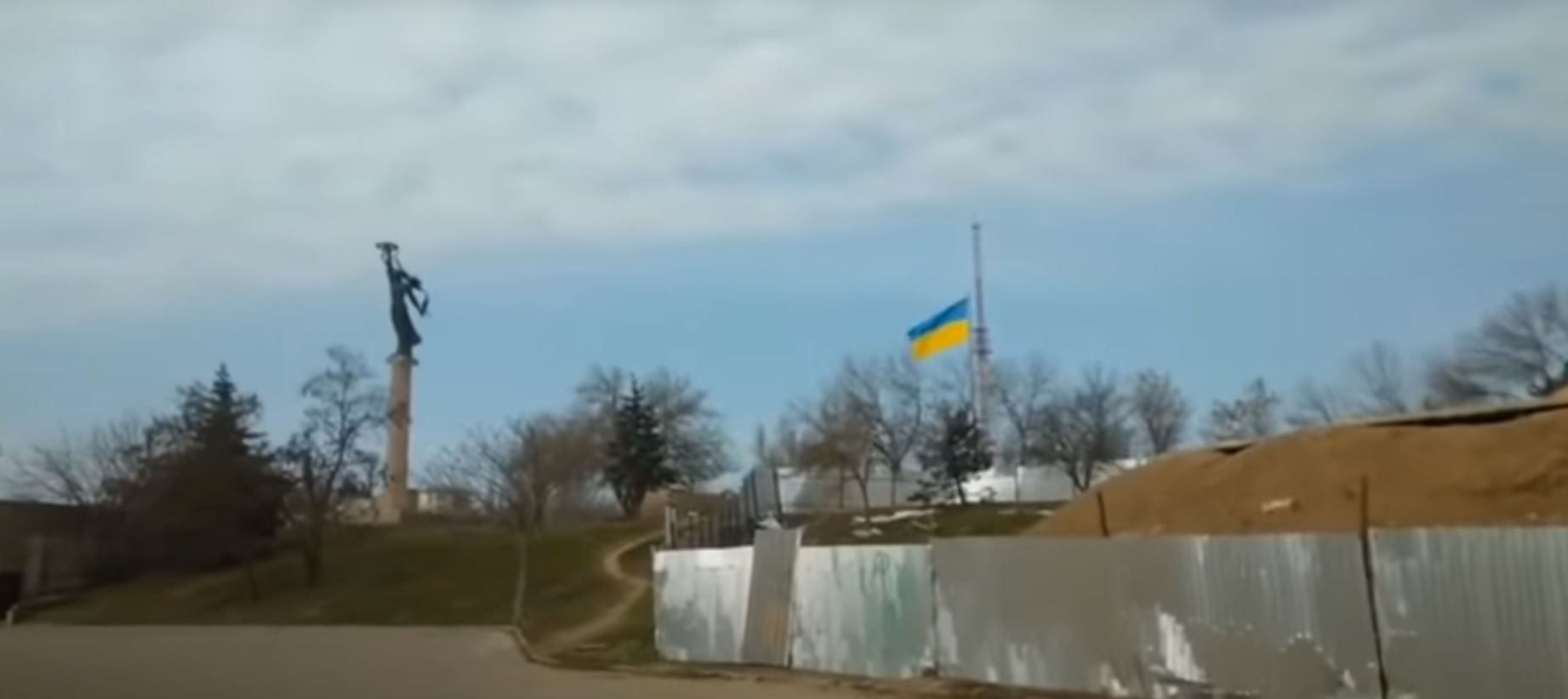 Ukrán zászló lobog Herszon város fölött