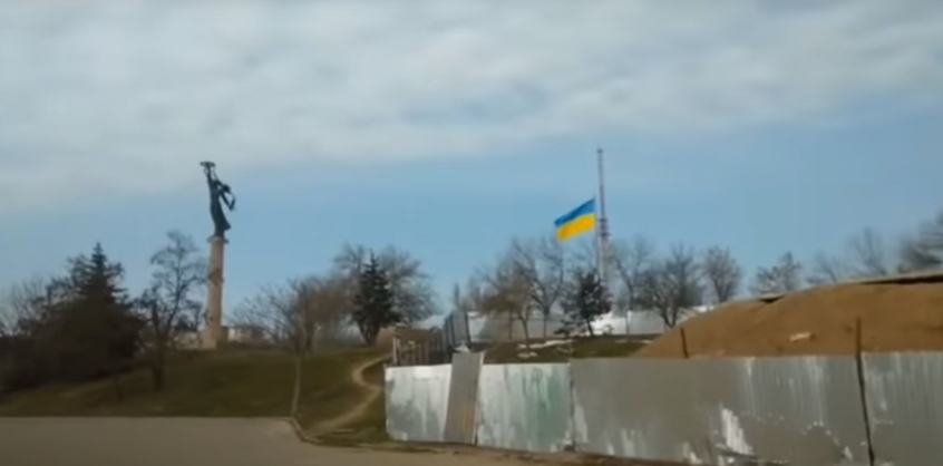 Ukrán zászló lobog Herszon város fölött