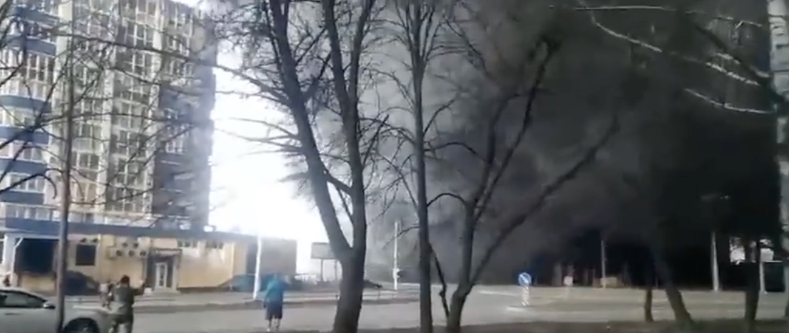 VIDEÓ: Egy piacot bombáztak szét Harkovban