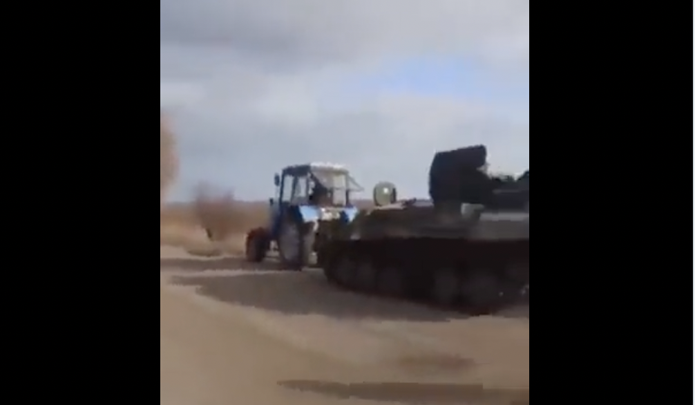 VIDEÓ: egy ukrán farmer traktorral lop el egy orosz tankot 