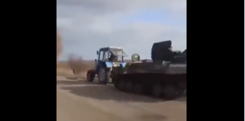 VIDEÓ: egy ukrán farmer traktorral lop el egy orosz tankot 