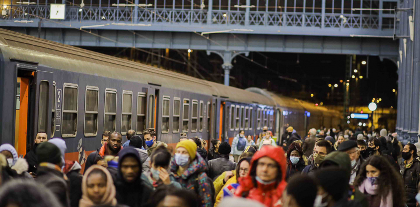 Nem halkul a csatazaj - tovább özönlenek a menekültek Budapestre