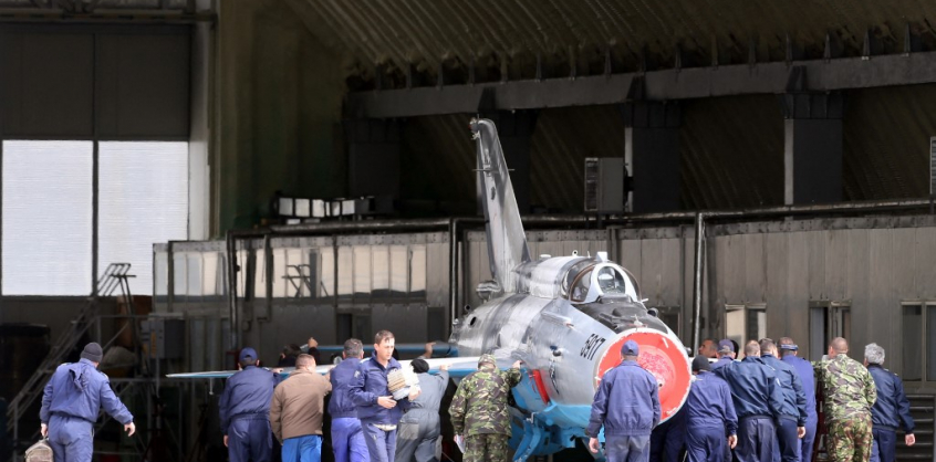 Lezuhant a román légierő egy vadászgépe, és eltűnt a keresésére küldött helikopter is