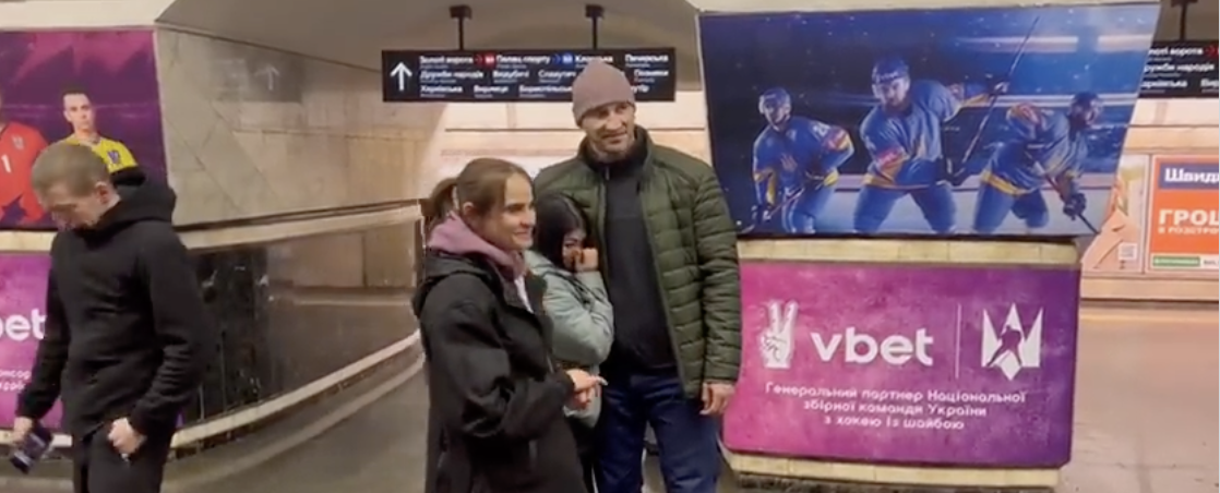 Vladimir Klicsko meglátogatta a kijevi metróállomáson megbújó embereket 