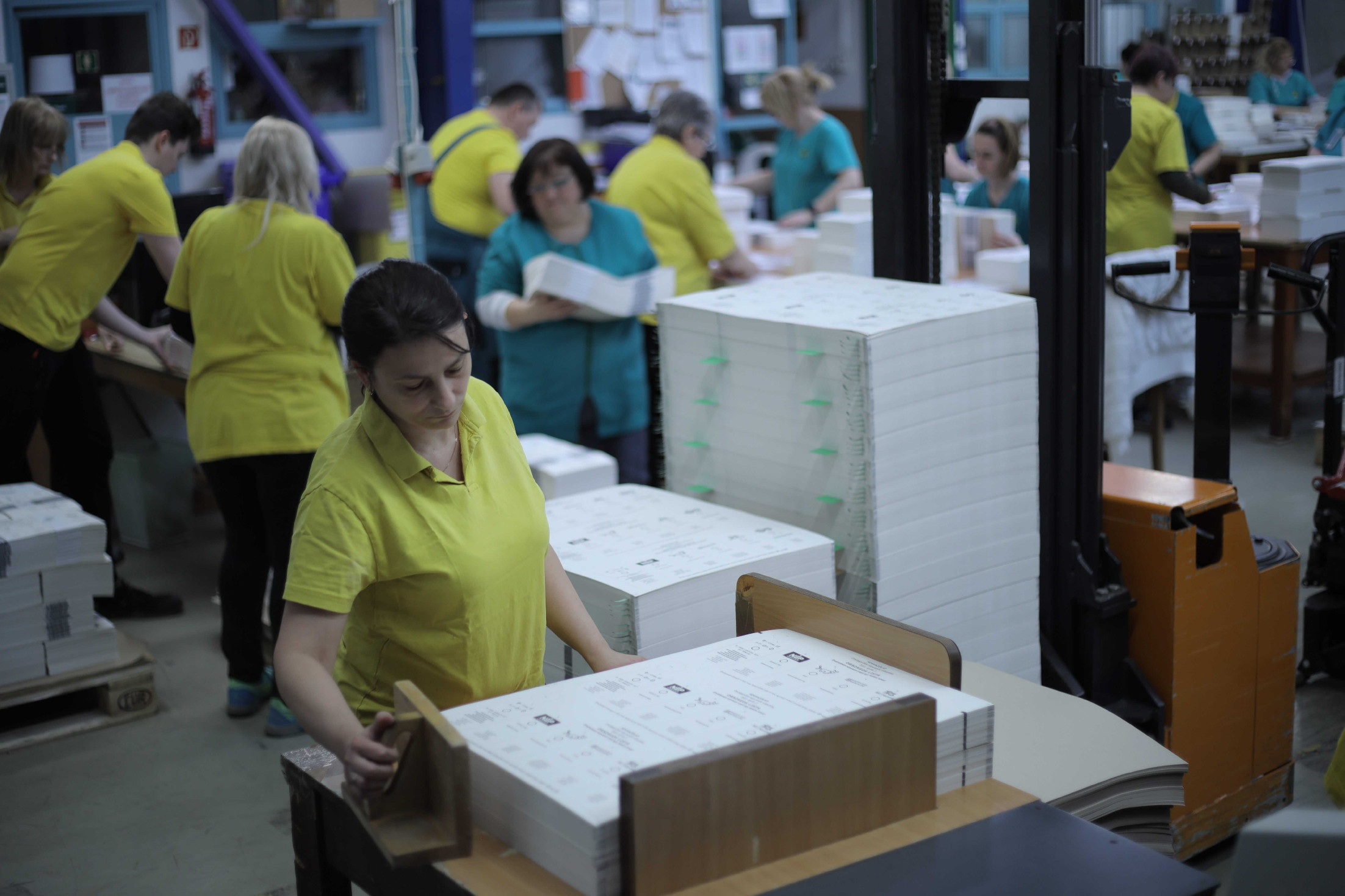 Így készülnek a szavazólapok az áprilisi választásra – Fotógaléria 